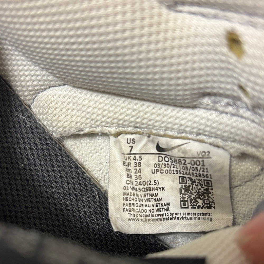 Nike Dunk Low - Golden Gals
Metallic Sliver (Women's) - Picture 9 of 12